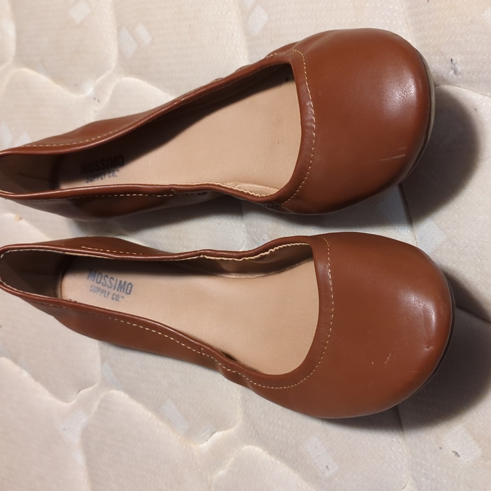 Size 9 Mossimo brown flats